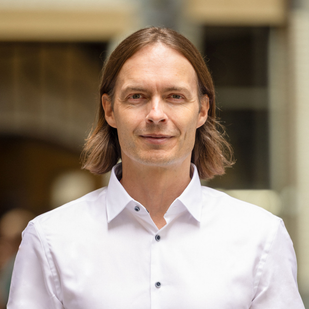 Portraitfoto des Evergreen CEO Iven Kurz.
